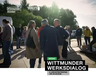 Architekten und Planer treffen sich zum Werksdialog auf dem Außengelände von Wittmunder Klin­ker