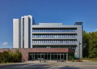 Straßenansicht des Bildungszentrums der Handwerkskammer Dortmund mit modernisierter Fassade und Klinkersockel aus Wittmunder Klinker Sortierung 131.1.