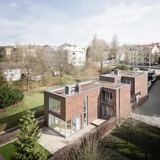 Adrian Schulz Fotografie Haus begrünt Luftaufnahme Klinkerfassade