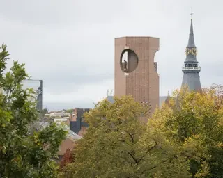 Blick aus der Ferne auf den Panoramaturm und die Aussichtsplatform