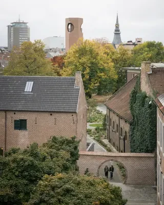 Luftperspektive auf das Gelände, die Eingangssituation und den Turm