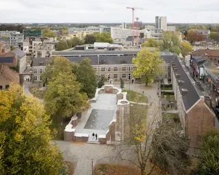 Blick aus dem Turm auf das Gelände