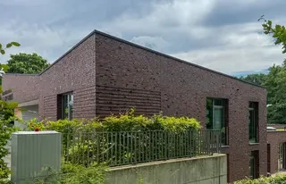 Kindergartengebäude mit rotbunter Klinkerfassade und Flachdach