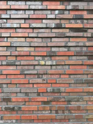 Detailaufnahme rotbunter Verblendklinker mit rustikaler deformierter Oberfläche