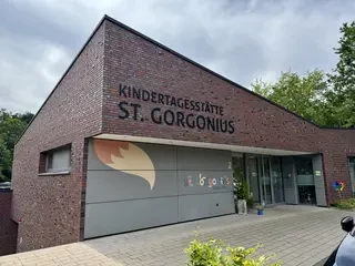 Eingangsbereich der Kindertagesstätte St. Gorgonius mit rotbunter Klinkerfassade