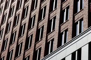 Wittmunder Klinker - Sortierung 62 - JuBi in Den Haag - Fassade mit Fenstern von unten
