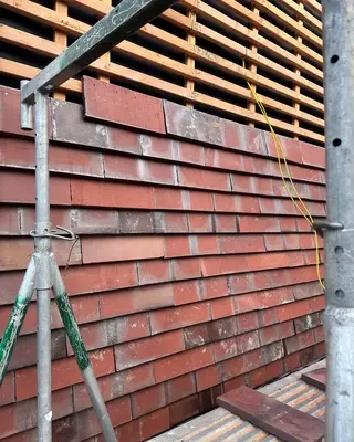 Konstruktion von Keramikfassadenplatten auf Holz