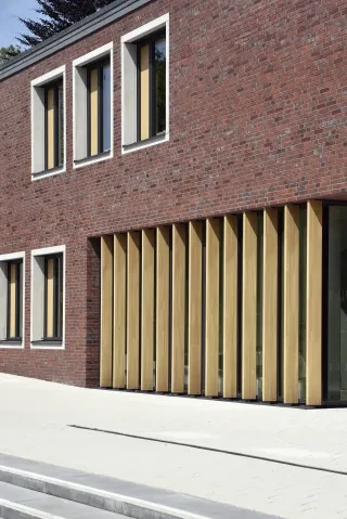 Detailansicht der Klinker bzw. Klinkerfassade sowie den Holzlamellen