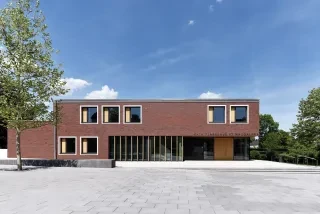 Pfarrhaus Totalansicht, Klinkerfassade und Holzlamellen