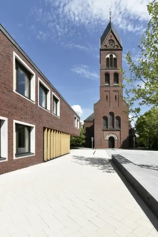 Ansicht der Fassade und der Kirche