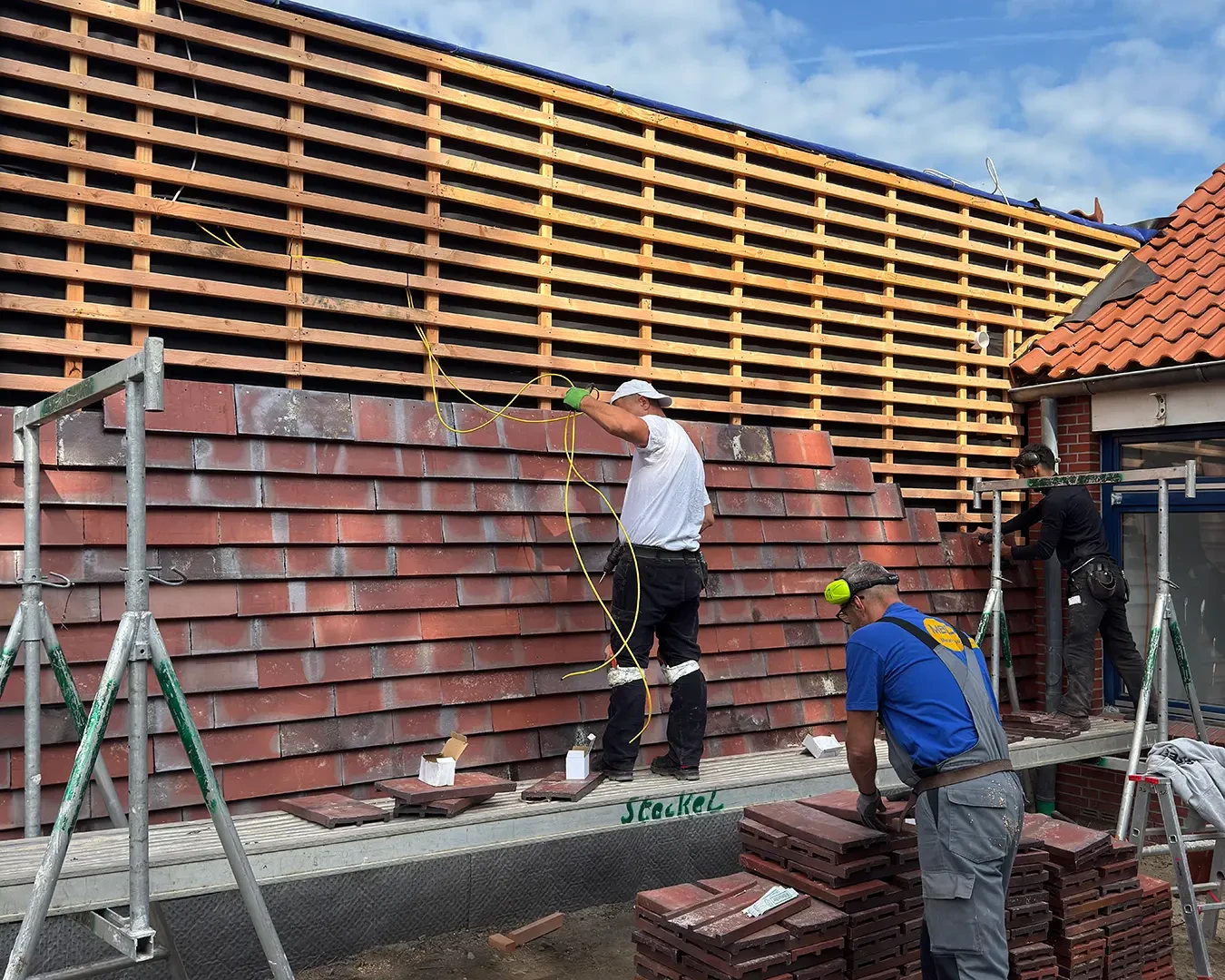 Konstruktion von Keramikfassadenplatten auf Holz